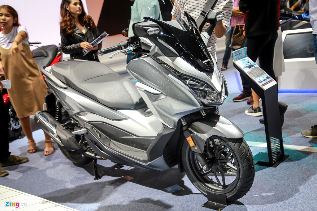 Cận cảnh xe tay ga cao cấp Honda Forza 300 2018